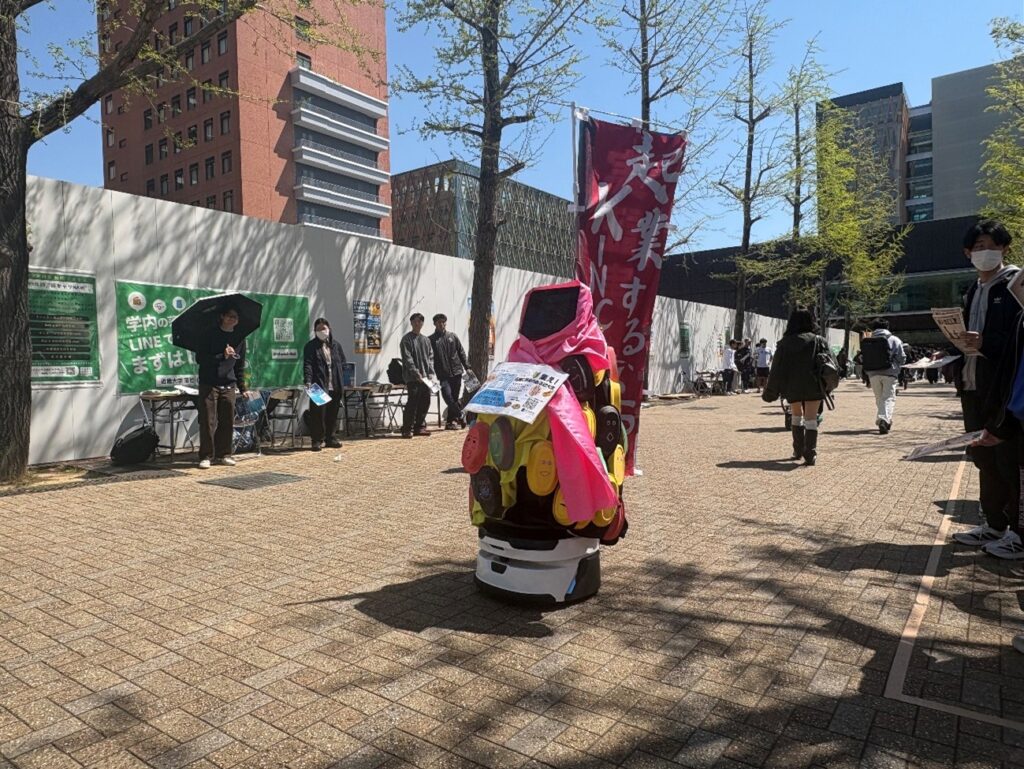 大学内を走行するロボット